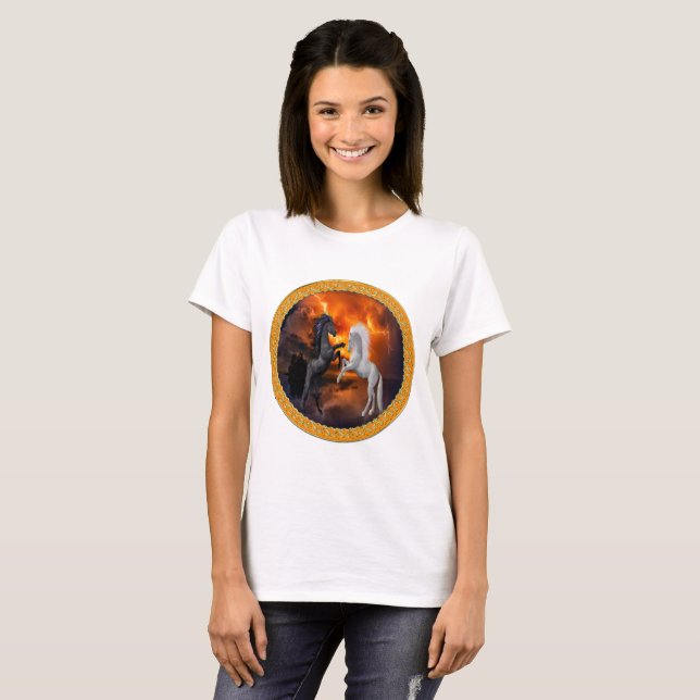 Camiseta Cavalos que lutam em uma tempestade má do (Frente Completa)