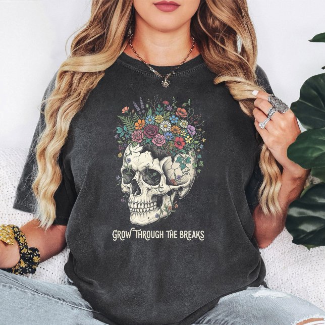 Camiseta Caveira Com Flores "Cresça Através das Rachaduras" (Criador carregado)