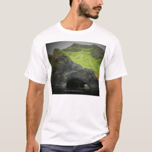 Camiseta Caverna do mar do basalto da ilha de Akun