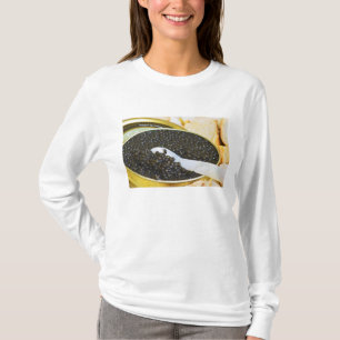 Camiseta Caviar preto e uma colher de madrepérola para