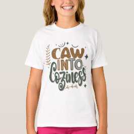 Camiseta "Caw in Coziness" em várias cores.
