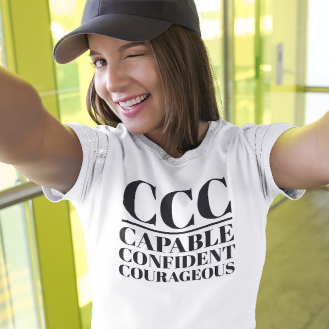 Camiseta CCC- Capaz, Confiante, Corajoso (Young woman wears a "CCC:Capable, Confident, Courageous" white t-shirt.)
