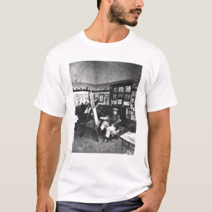 Camiseta Cecil Aldin em seu estúdio