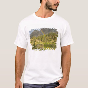 Camiseta Cecret Lake com arco-íris sobre o Castelo do Diabo