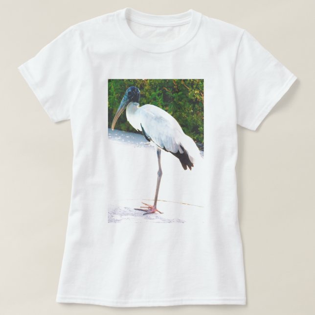 Camiseta Cegonha de madeira no desgaste da noite (Frente do Design)