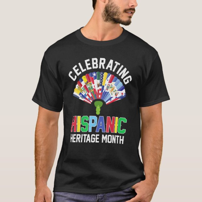 Camiseta Celebrando Bandeira do Patrimônio Hispânico Mês (Frente)