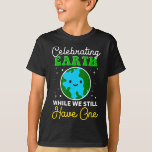 Camiseta Celebrar o Dia da Terra Enquanto Ainda Temos Um En