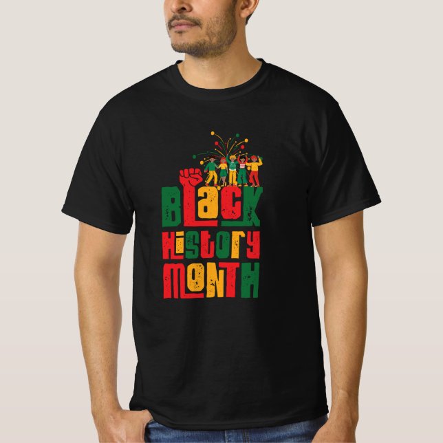 Camiseta Celebrate Black History Month with Pride (Frente)