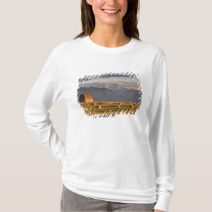Camiseta Celeiro antigo enquadrado por fardos de feno e dra