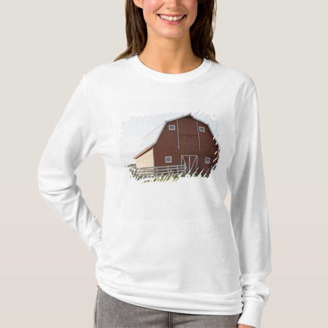 Camiseta Celeiro na paisagem rural (Frente)