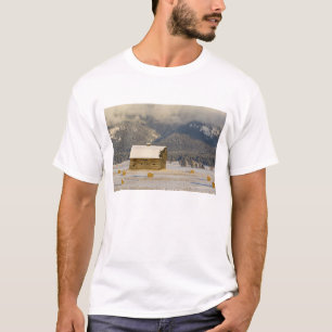 Camiseta Celeiro rústico e fardos de feno após uma neve fre