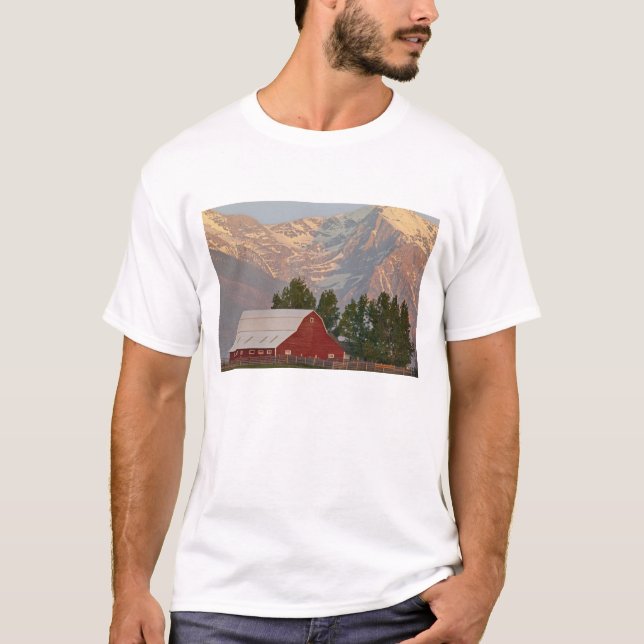 Camiseta Celeiro vermelho brilhante contra montanhas da (Frente)