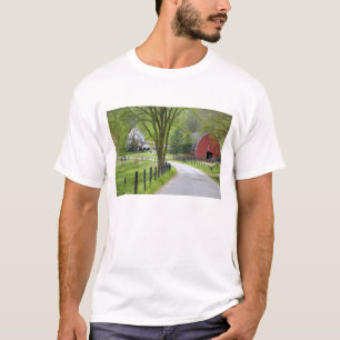 Camiseta Celeiro vermelho e casa de fazenda perto de Berlim
