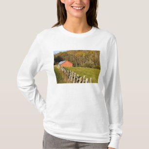 Camiseta Celeiro vermelho e fileira de cercas ao longo da B
