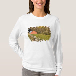 Camiseta Celeiro vermelho e fileira de cercas ao longo da B