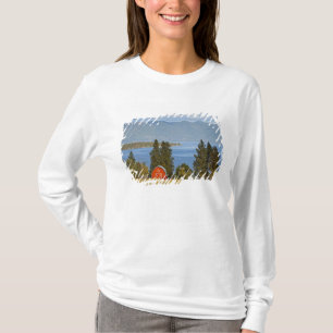 Camiseta Celeiro vermelho fica ao longo do pitoresco Flathe