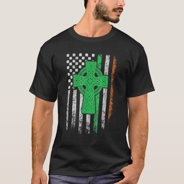Camiseta Celtic Cross Irish American Flag St Patrick's Day  (Frente)