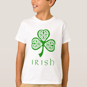 Camiseta Celtic Knot Shamrock sobre texto irlandês