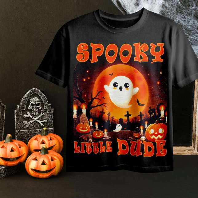 Camiseta Cemitério de Halloween com Fantasma fofo e lua gig (Halloween graveyard with cute Ghost and giant moon. T-Shirt)