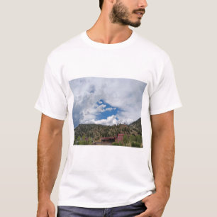Camiseta Cenário de Paisagem de Montanha com Edifícios Verm