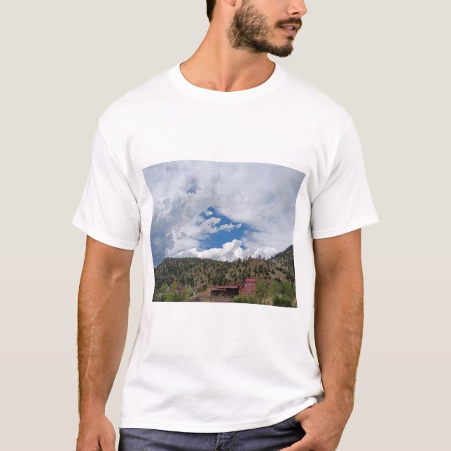 Camiseta Cenário de Paisagem de Montanha com Edifícios Verm (Frente)