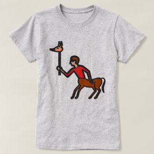 Camiseta Centauro com uma cabeça do porco em uma vara