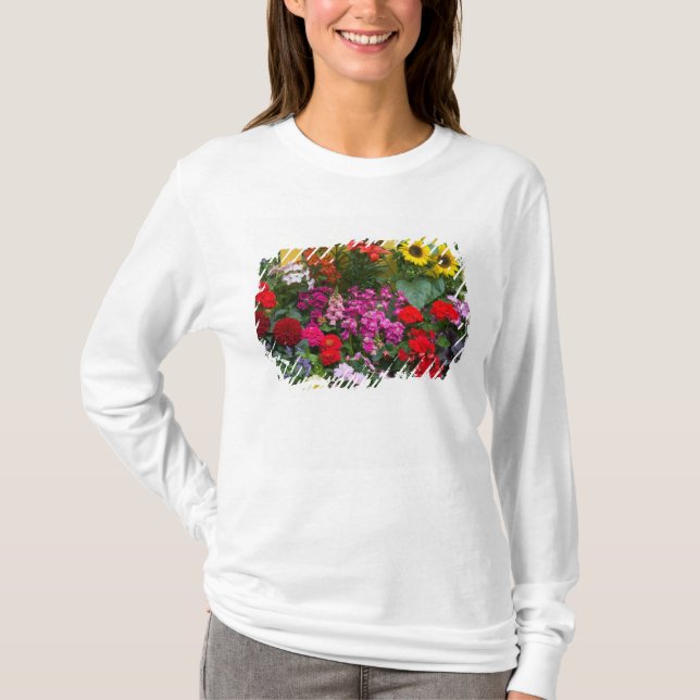 Camiseta Cerca de estacas amarelas com jardim de flores em (Frente)