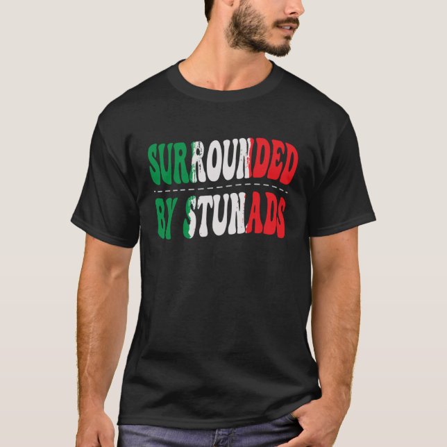 Camiseta Cercado Por Stunads Orgulho Italiano Bandeira Ita (Frente)