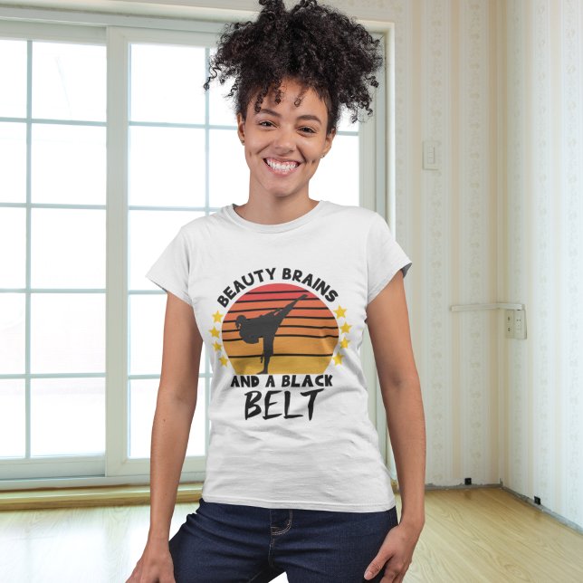 Camiseta Cerebros de Belleza y Un Cinturon Negro de Karate (Criador carregado)
