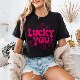 Camiseta Cerejas e Dados Rosa Vibrante y2k Sortudo Você