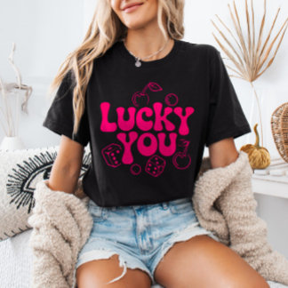Camiseta Cerejas e Dados Rosa Vibrante y2k Sortudo Você
