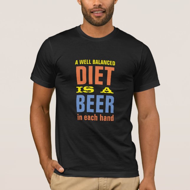 Camiseta Cerveja Diet Equilibrada Em Cada Mão LOL Engraçado (Frente)