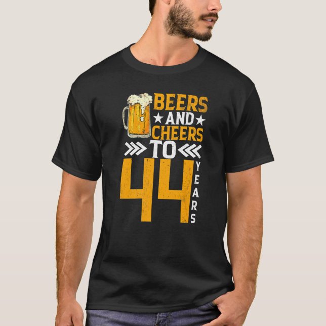 Camiseta Cervejas De 44 De Aniversário E Saúde A 44 Anos De (Frente)