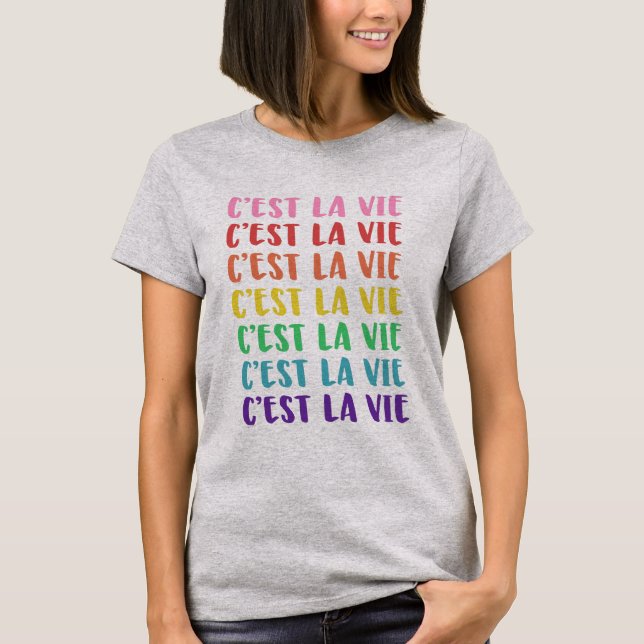 Camiseta C'est La Vie French dizendo em letras arco-íris (Frente)