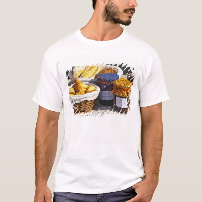 Camiseta Cesta com croissants e pães de chocolate. (Frente)