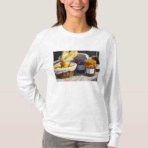 Camiseta Cesta com croissants e pães de chocolate.