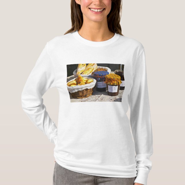 Camiseta Cesta com croissants e pães de chocolate. (Frente)