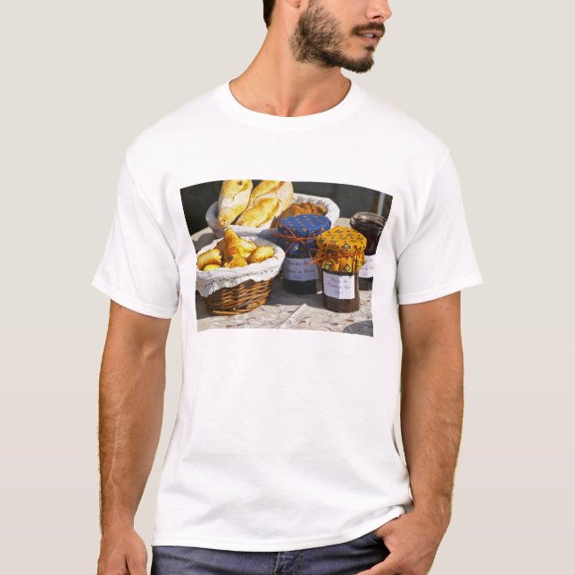 Camiseta Cesta com croissants e pães de chocolate. (Frente)
