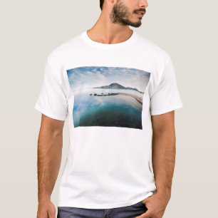 Camiseta Céu azul nebuloso que reflete no lago