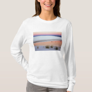 Camiseta Céu do crepúsculo refletido em poça de água de