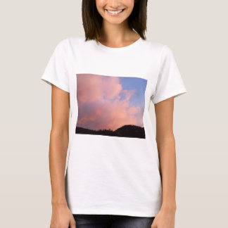 Camiseta Céu do Pôr do Sol Com Nuvens Cor-de-Rosa Sobre Mor