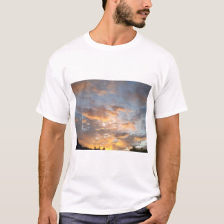 Camiseta Céu do Pôr do Sol Com Nuvens Quentes Sobre o Horiz