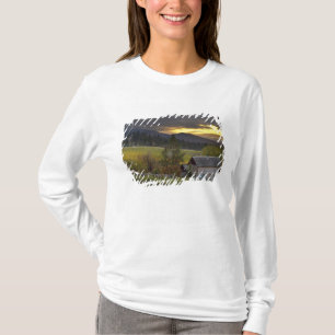 Camiseta Céu do pôr do sol sobre vinhas e cabana de toras h
