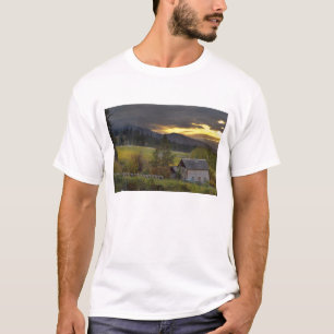 Camiseta Céu do pôr do sol sobre vinhas e cabana histórica