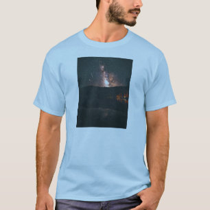 Camiseta céu noturno de fogueira de acampamento