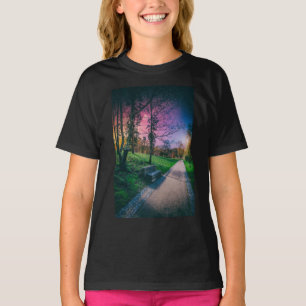 Camiseta Céu noturno mágico num parque com céu colorido