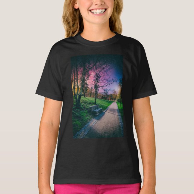 Camiseta Céu noturno mágico num parque com céu colorido (Frente)