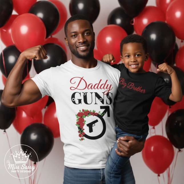 Camiseta Chá de Bebê Revelação de Gênero Daddy Guns (Celebrate the proud papa with our "Daddy Guns" T-shirt. It's the ultimate way to Vote Team Boy)