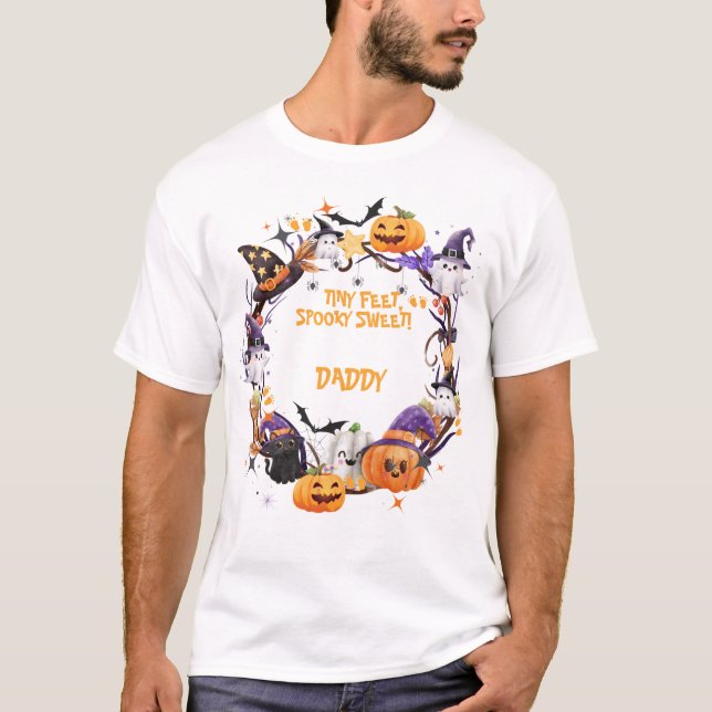Camiseta Chá de fraldas de Halloween, Pés pequeninos, PAI D (Frente)