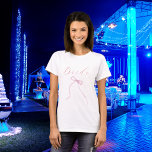 Camiseta Chá de panela do arco rosa<br><div class="desc">Uma t-shirt para um chá de panela ou uma festa de solteira. Frente: um arco cor-de-rosa e a palavra: Noiva de trás: Personalize e adicione o nome da noiva a ser,  adicione a data da festa.</div>